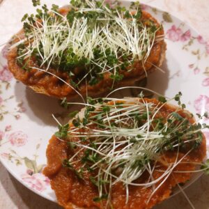 Szendvicsfeltétként tálalva